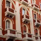 ...mostra oggi un intenso prospetto rosso carminio dove spiccano bianche finestre ad arco con motivi geometrici e vegetali, colonnine pensili e merlature
